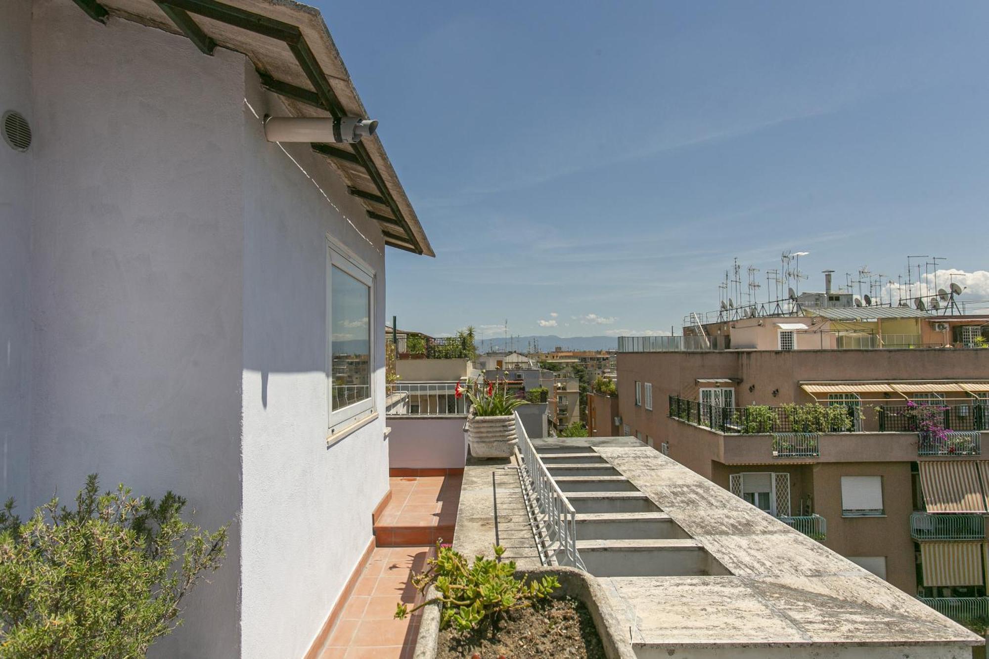 Attico Moderno Con Terrazza Vicino La Metro B Apartamento