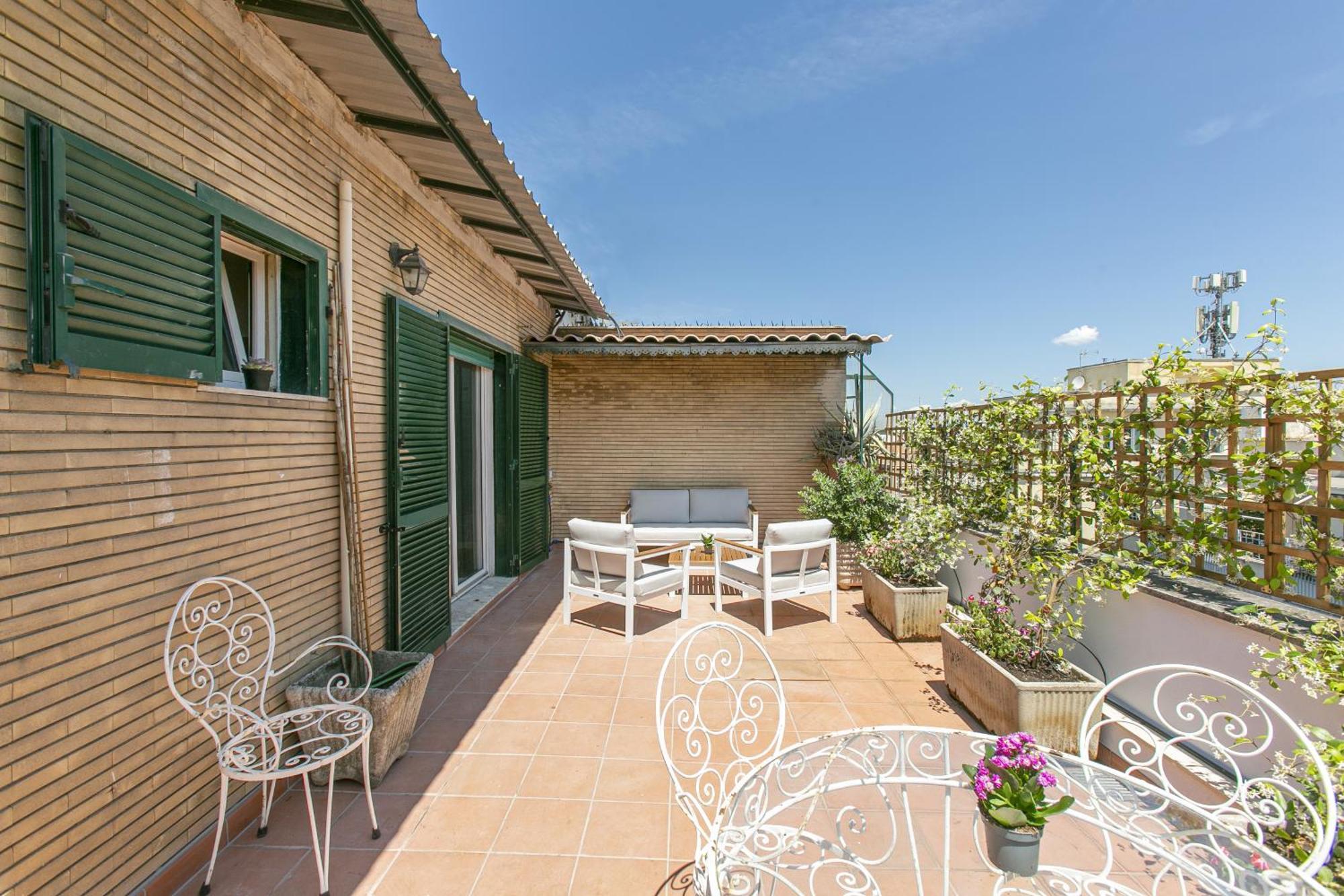 Apartamento Attico Moderno Con Terrazza Vicino La Metro B