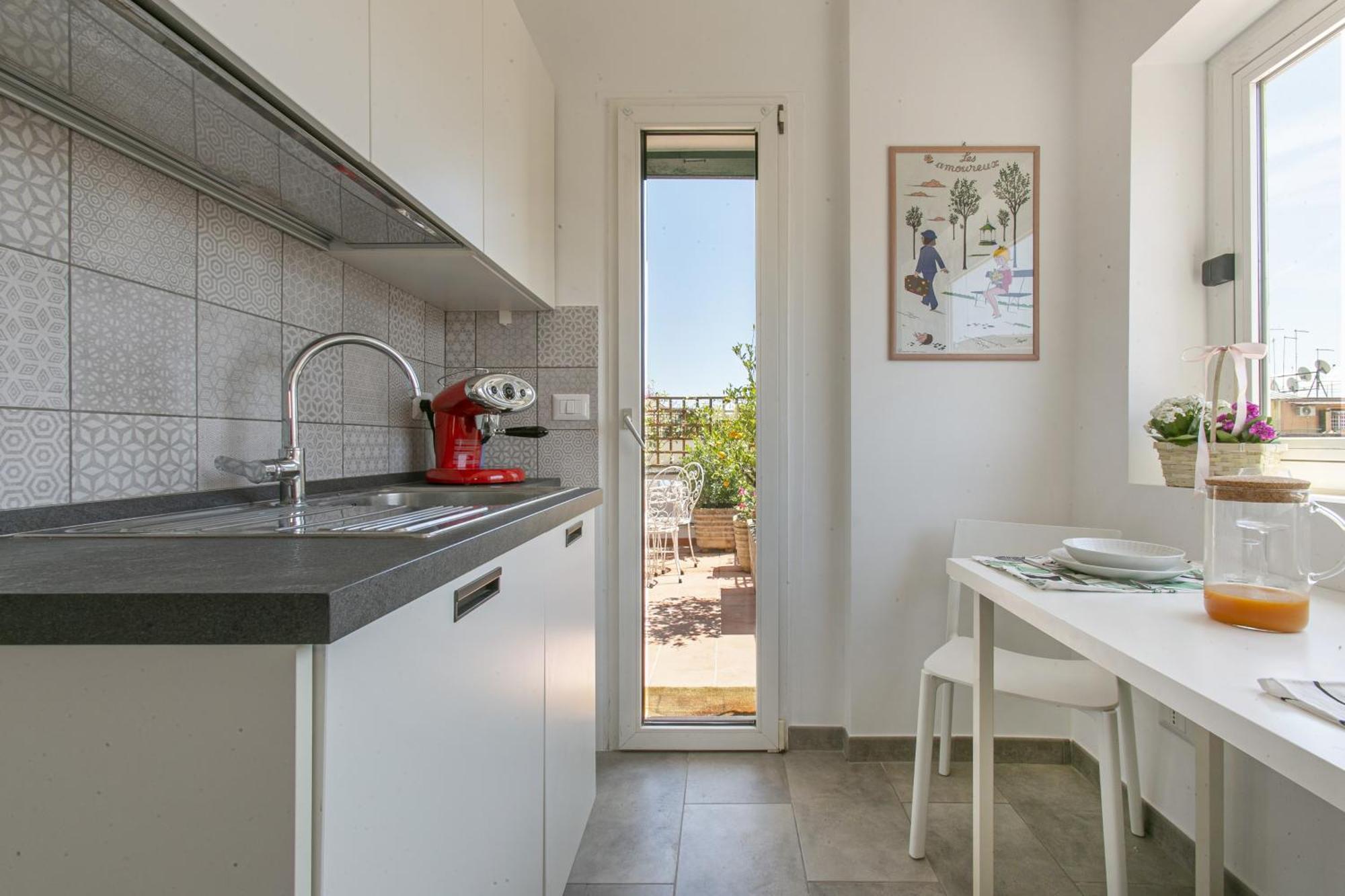 Attico Moderno Con Terrazza Vicino La Metro B Apartamento